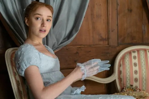 O Estilo Vintage de Phoebe Dynevor: Por Que a Estrela de ‘Bridgerton’ Só Usa Peças Atemporais