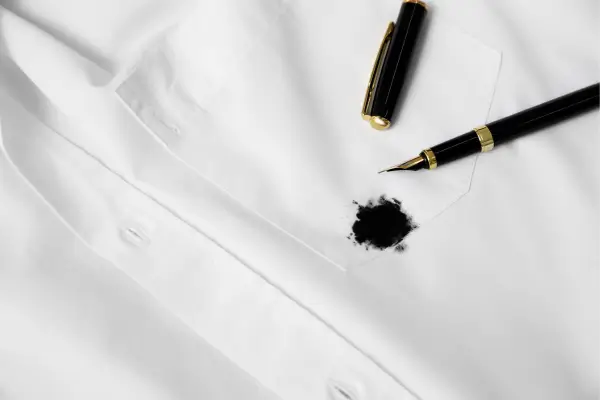 Como tirar mancha de caneta da roupa